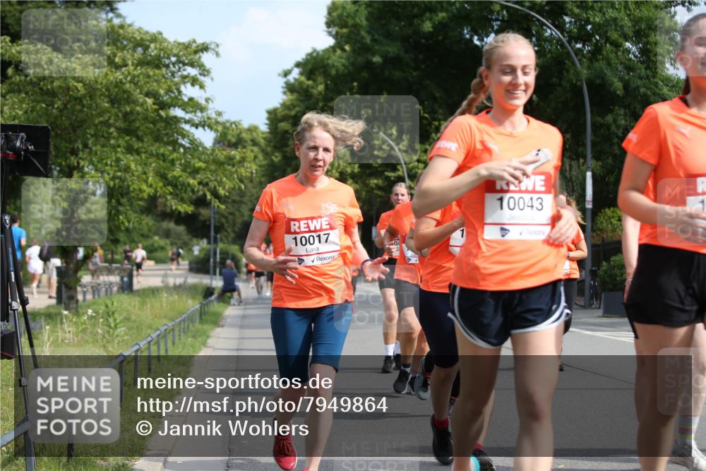 15.06.2025 - REWE Women's Run Jannik Wohlers http://msf.ph/oto/7949864 15.06.2025 09:48:36 Laufen 10017, 10043 meine-sportfotos.de