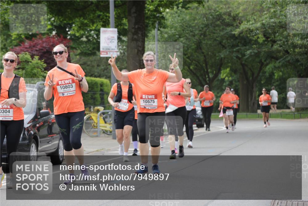 15.06.2025 - REWE Women's Run Jannik Wohlers http://msf.ph/oto/7949897 15.06.2025 08:32:14 Laufen 0304, 10803, 0782, 10575 meine-sportfotos.de
