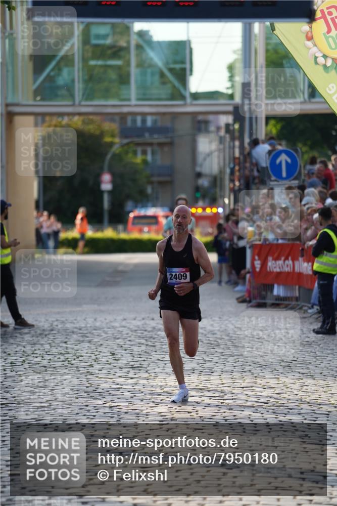 13.06.2025 - Holstenköstenlauf Felixshl http://msf.ph/oto/7950180 13.06.2025 19:36:16 Laufen 2409, 2552 meine-sportfotos.de