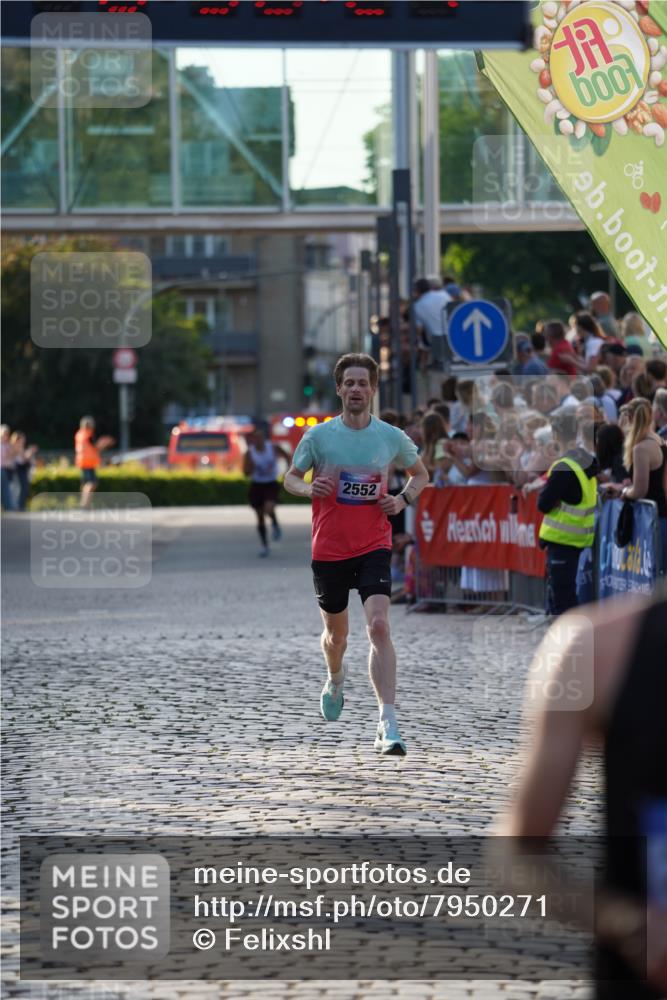 13.06.2025 - Holstenköstenlauf Felixshl http://msf.ph/oto/7950271 13.06.2025 19:36:20 Laufen 2409, 2552 meine-sportfotos.de