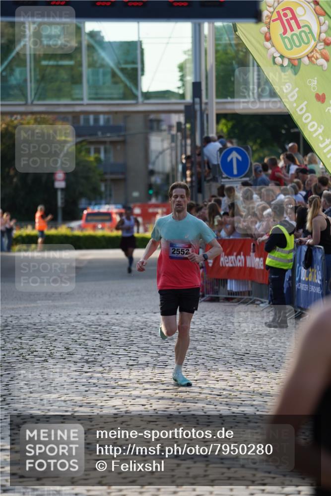 13.06.2025 - Holstenköstenlauf Felixshl http://msf.ph/oto/7950280 13.06.2025 19:36:20 Laufen 2409, 2552 meine-sportfotos.de