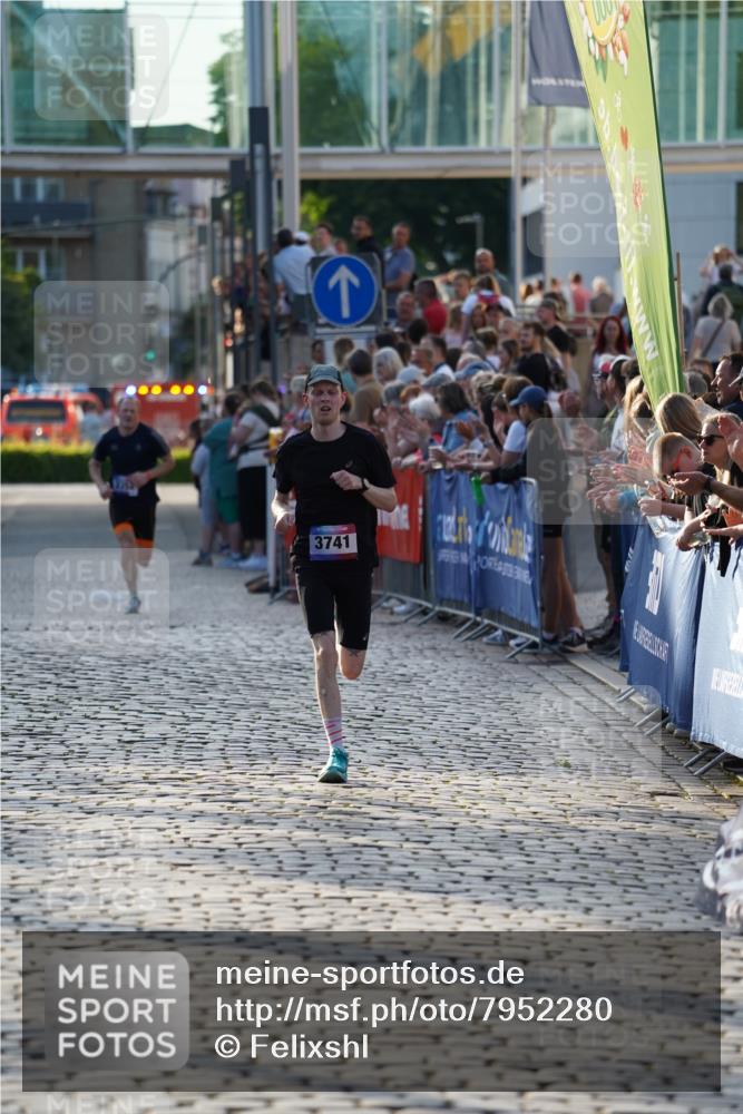 13.06.2025 - Holstenköstenlauf Felixshl http://msf.ph/oto/7952280 13.06.2025 19:39:44 Laufen 2352, 3741 meine-sportfotos.de