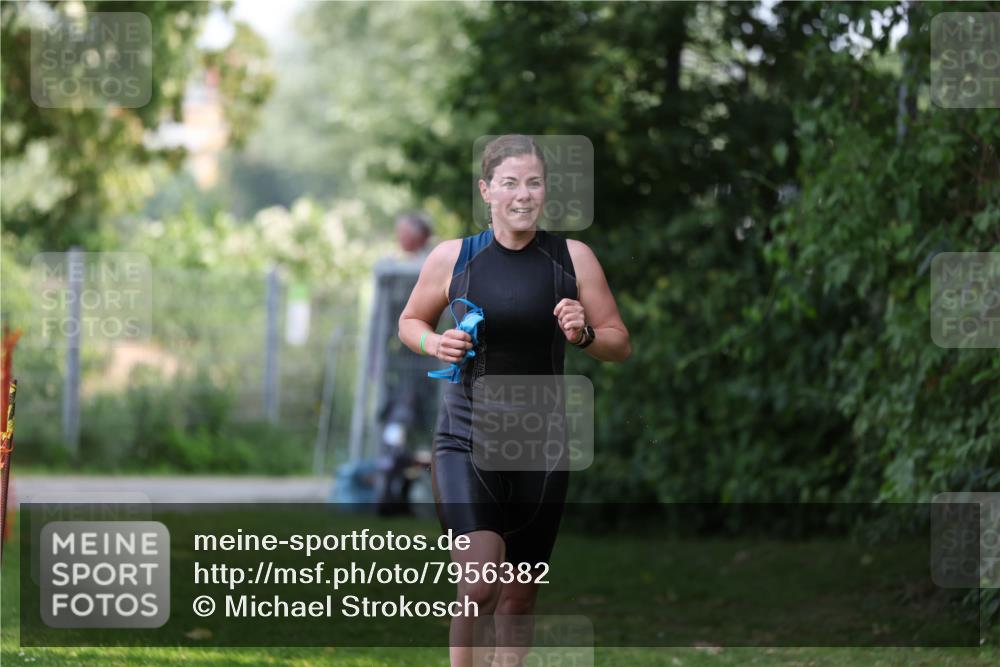 15.06.2025 - 7 Türme Triathlon Michael Strokosch http://msf.ph/oto/7956382 15.06.2025 12:36:22 Schwimmen 555, 581 meine-sportfotos.de