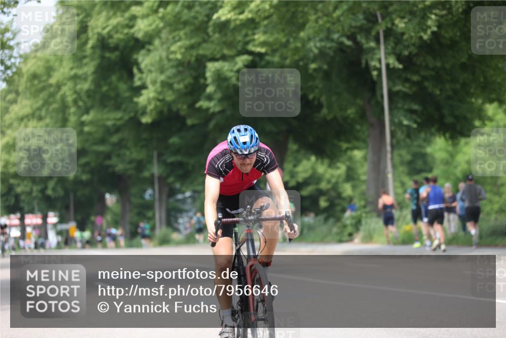 15.06.2025 - 7 Türme Triathlon Yannick Fuchs http://msf.ph/oto/7956646 15.06.2025 13:40:41 Radfahren 403, 526, 928 meine-sportfotos.de