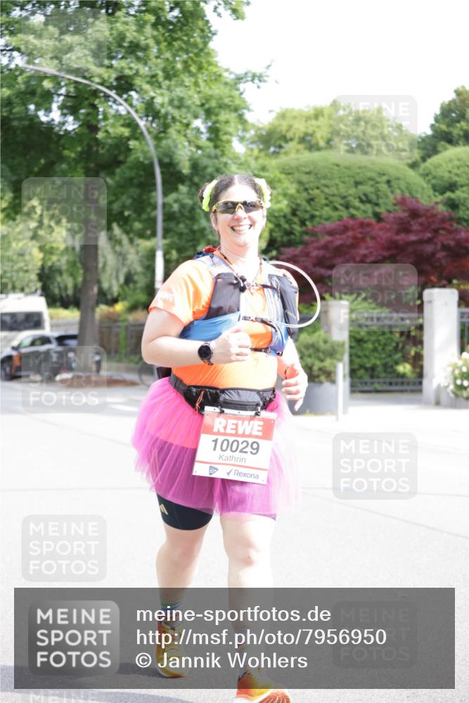 15.06.2025 - REWE Women's Run Jannik Wohlers http://msf.ph/oto/7956950 15.06.2025 09:14:19 Laufen 10029 meine-sportfotos.de