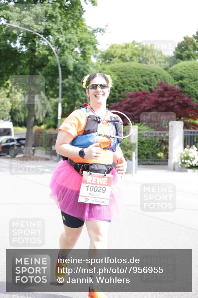 15.06.2025 - REWE Women's Run Jannik Wohlers http://msf.ph/oto/7956955 15.06.2025 09:14:19 Laufen 10029 meine-sportfotos.de