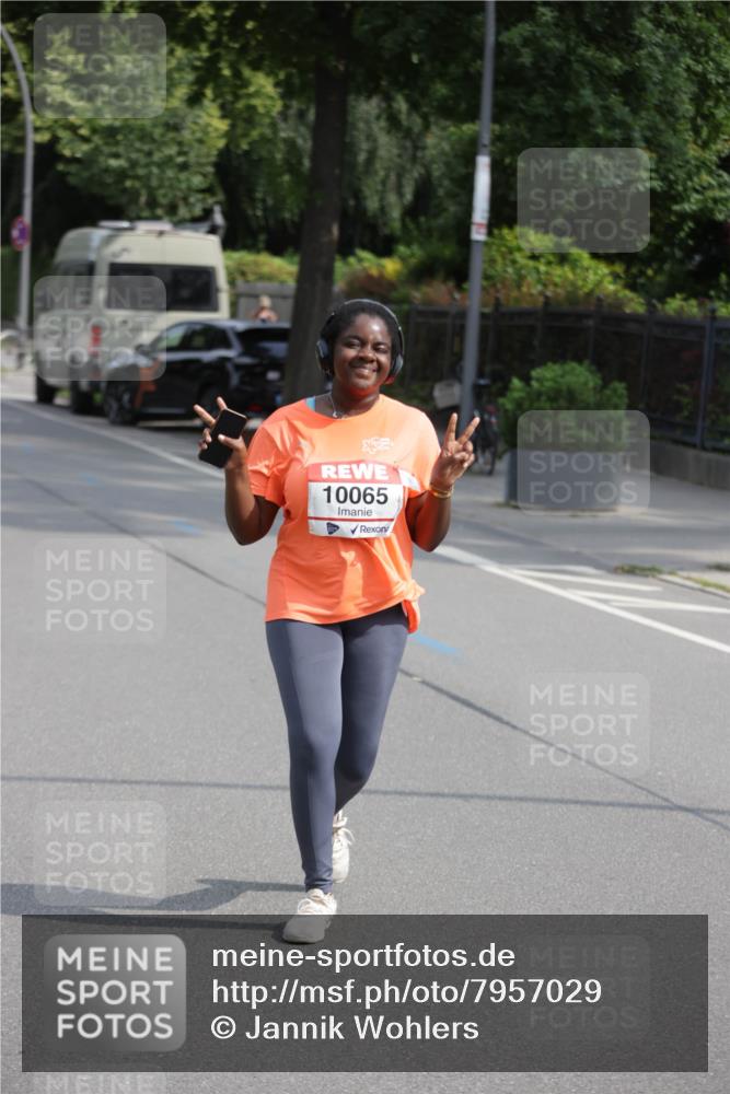 15.06.2025 - REWE Women's Run Jannik Wohlers http://msf.ph/oto/7957029 15.06.2025 09:14:28 Laufen 10065 meine-sportfotos.de