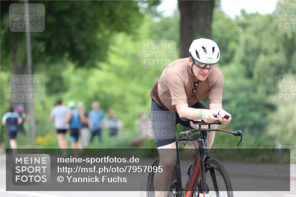 15.06.2025 - 7 Türme Triathlon Yannick Fuchs http://msf.ph/oto/7957095 15.06.2025 13:42:38 Radfahren 675, 1065, 1147 meine-sportfotos.de