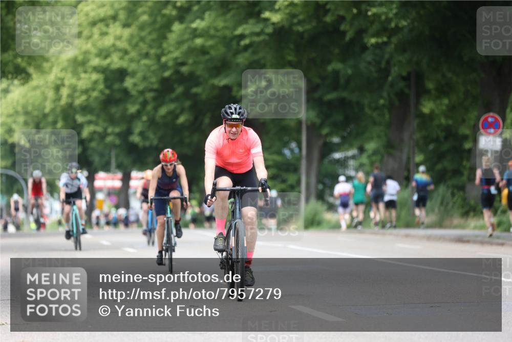 15.06.2025 - 7 Türme Triathlon Yannick Fuchs http://msf.ph/oto/7957279 15.06.2025 13:43:28 Radfahren 195, 795, 933, 987, 1110 meine-sportfotos.de