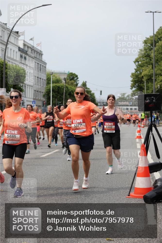 15.06.2025 - REWE Women's Run Jannik Wohlers http://msf.ph/oto/7957978 15.06.2025 09:44:15 Laufen 5489, 6190, 557, 5377, 5302 meine-sportfotos.de