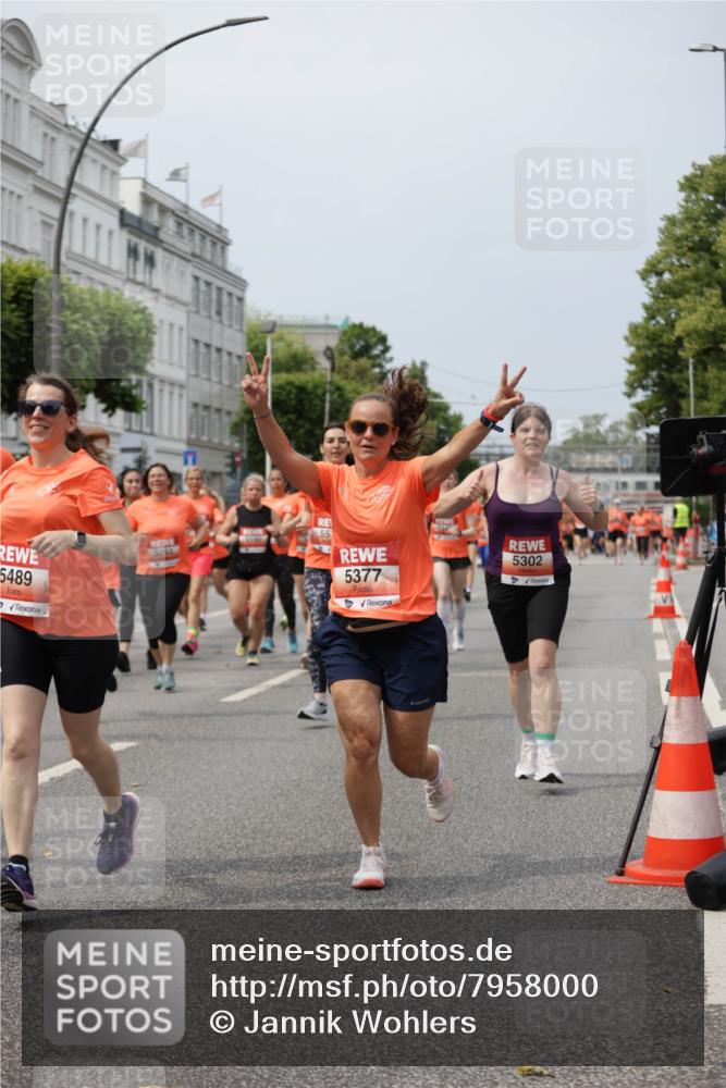 15.06.2025 - REWE Women's Run Jannik Wohlers http://msf.ph/oto/7958000 15.06.2025 09:44:15 Laufen 5489, 55, 5293, 5302, 5377 meine-sportfotos.de
