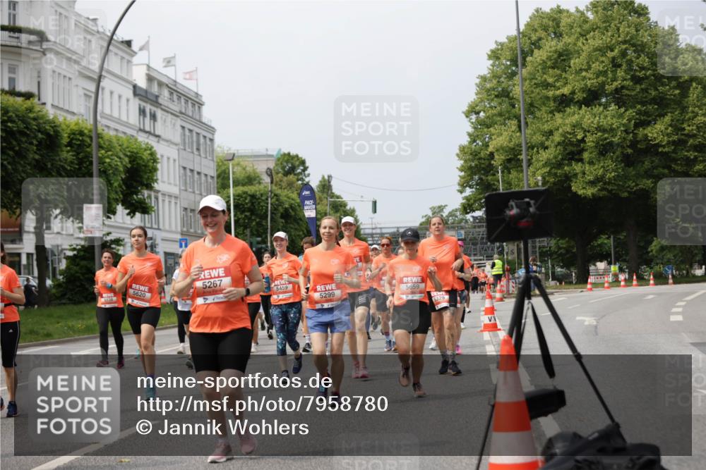 15.06.2025 - REWE Women's Run Jannik Wohlers http://msf.ph/oto/7958780 15.06.2025 09:44:35 Laufen 138, 5620, 5267, 5459, 5299, 5659, 5329 meine-sportfotos.de