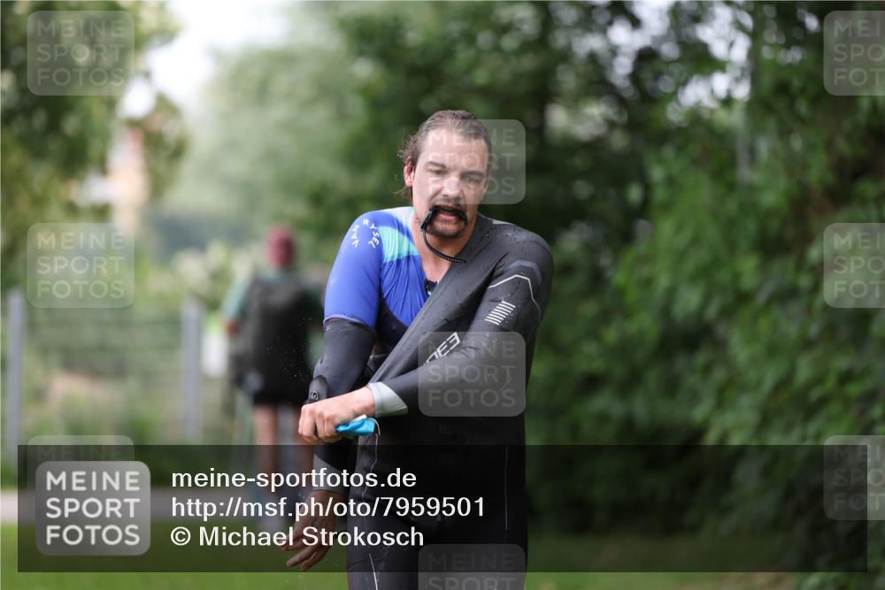 15.06.2025 - 7 Türme Triathlon Michael Strokosch http://msf.ph/oto/7959501 15.06.2025 12:10:01 Schwimmen 374, 410, 571, 602 meine-sportfotos.de
