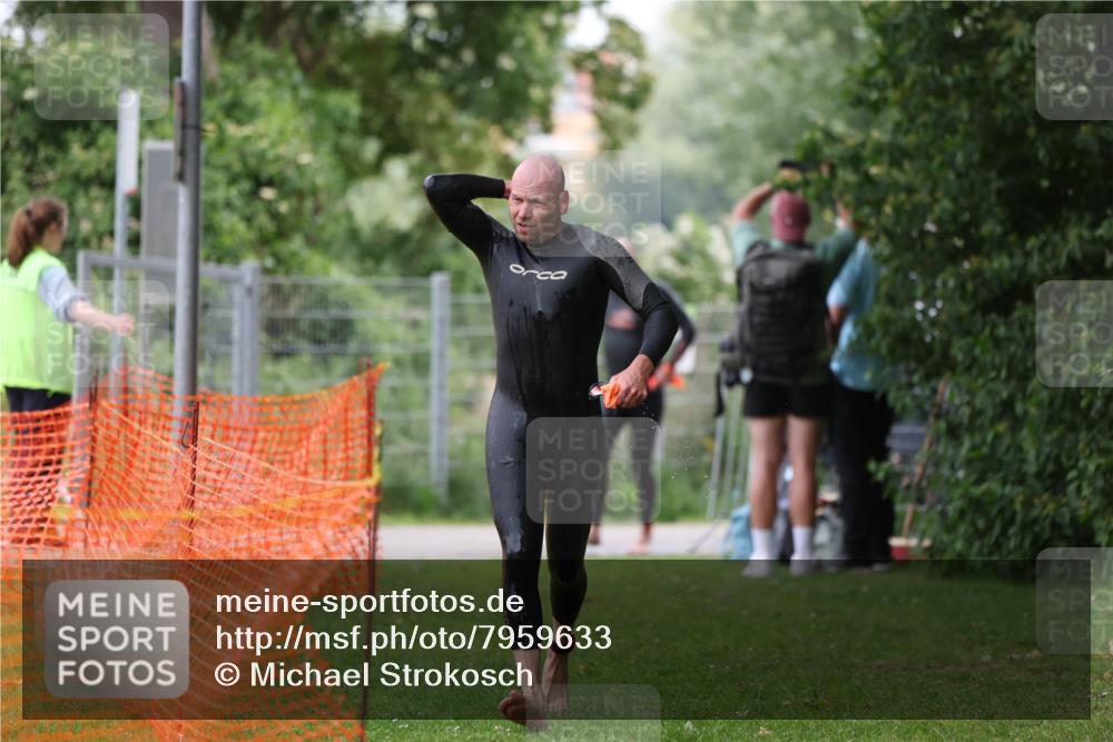 15.06.2025 - 7 Türme Triathlon Michael Strokosch http://msf.ph/oto/7959633 15.06.2025 12:10:10 Schwimmen 374, 410, 571, 602 meine-sportfotos.de