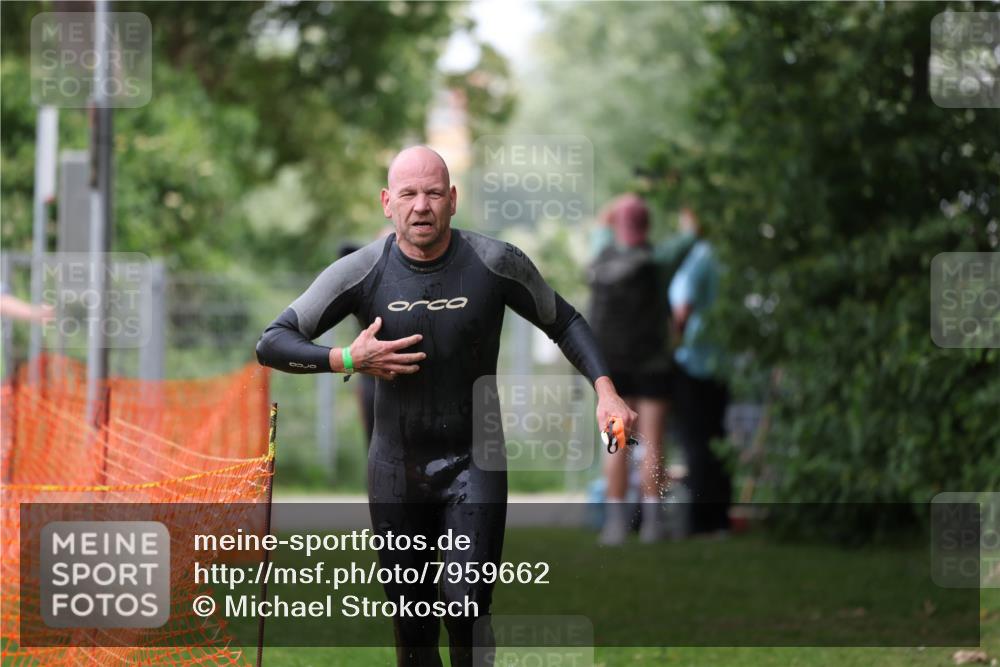 15.06.2025 - 7 Türme Triathlon Michael Strokosch http://msf.ph/oto/7959662 15.06.2025 12:10:11 Schwimmen 374, 410, 571, 602 meine-sportfotos.de