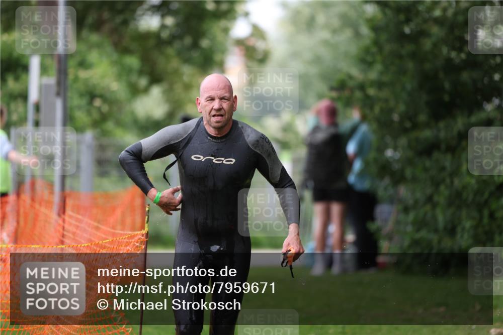 15.06.2025 - 7 Türme Triathlon Michael Strokosch http://msf.ph/oto/7959671 15.06.2025 12:10:11 Schwimmen 374, 410, 571, 602 meine-sportfotos.de