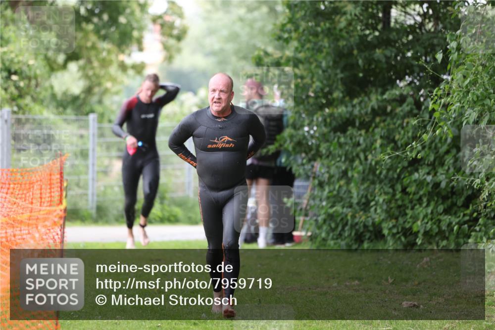 15.06.2025 - 7 Türme Triathlon Michael Strokosch http://msf.ph/oto/7959719 15.06.2025 12:10:15 Schwimmen 374, 410, 571 meine-sportfotos.de