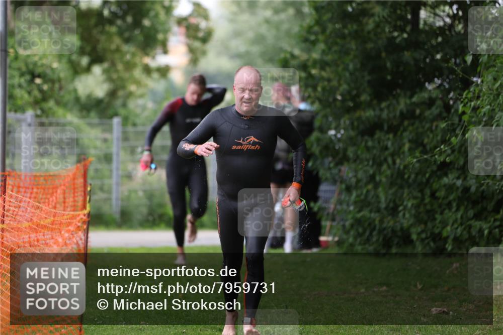 15.06.2025 - 7 Türme Triathlon Michael Strokosch http://msf.ph/oto/7959731 15.06.2025 12:10:15 Schwimmen 374, 410, 571 meine-sportfotos.de