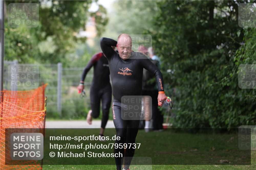 15.06.2025 - 7 Türme Triathlon Michael Strokosch http://msf.ph/oto/7959737 15.06.2025 12:10:16 Schwimmen 374, 410, 571 meine-sportfotos.de