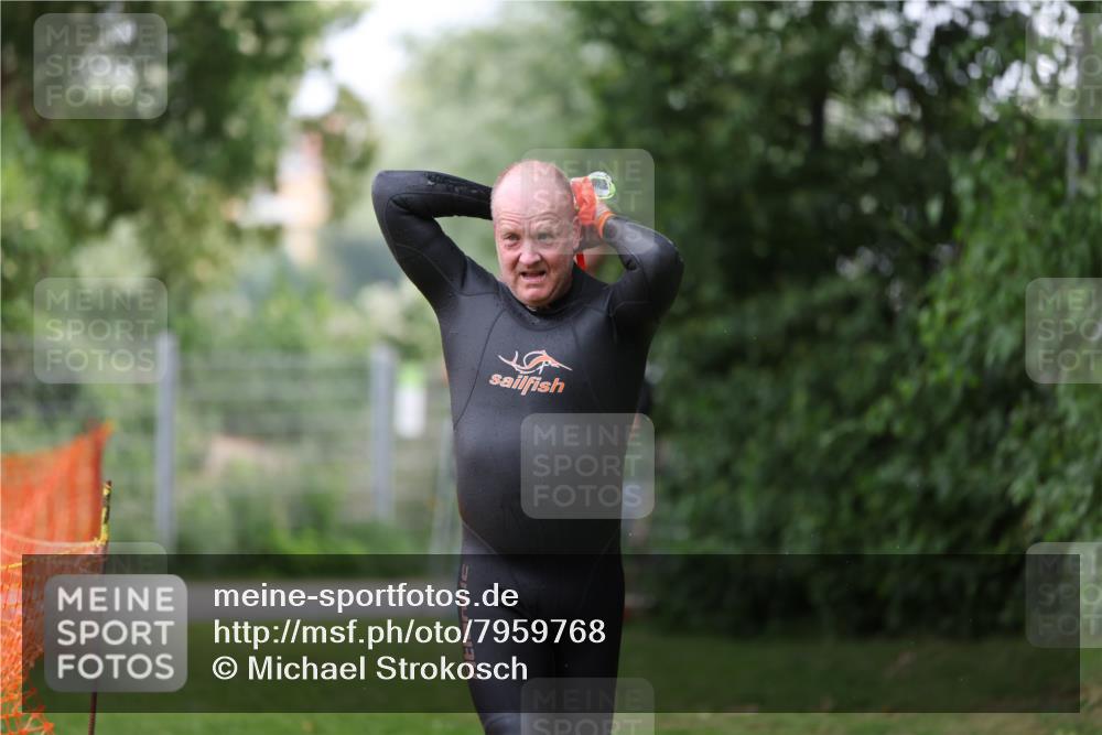 15.06.2025 - 7 Türme Triathlon Michael Strokosch http://msf.ph/oto/7959768 15.06.2025 12:10:17 Schwimmen 374, 410, 571 meine-sportfotos.de