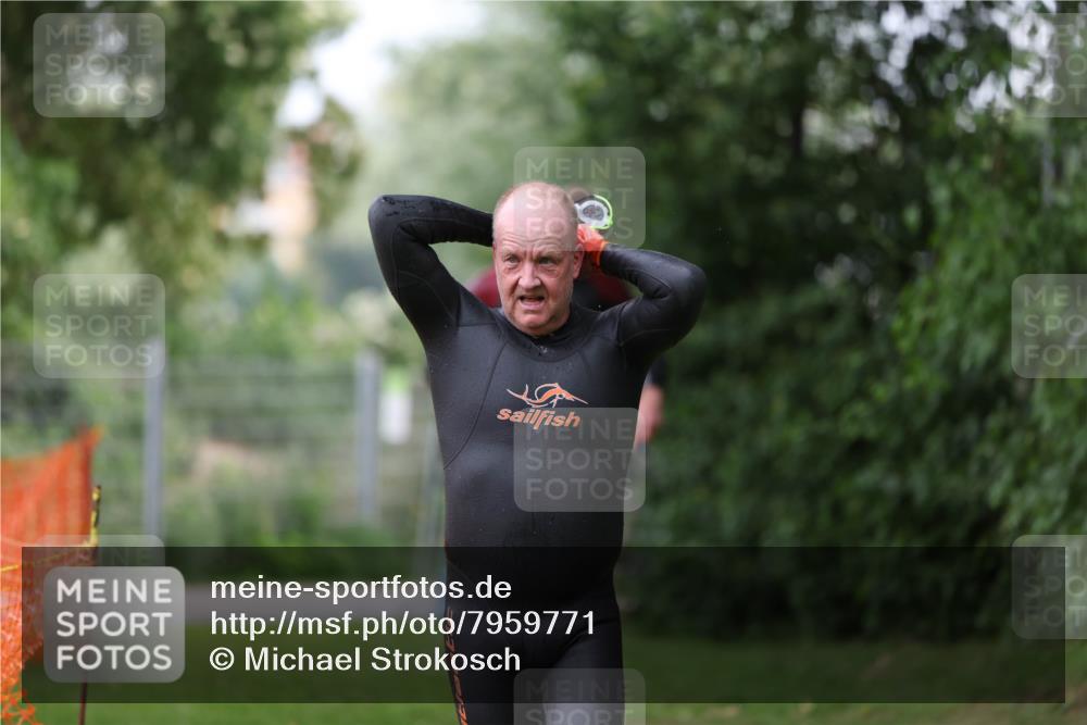 15.06.2025 - 7 Türme Triathlon Michael Strokosch http://msf.ph/oto/7959771 15.06.2025 12:10:17 Schwimmen 374, 410, 571 meine-sportfotos.de