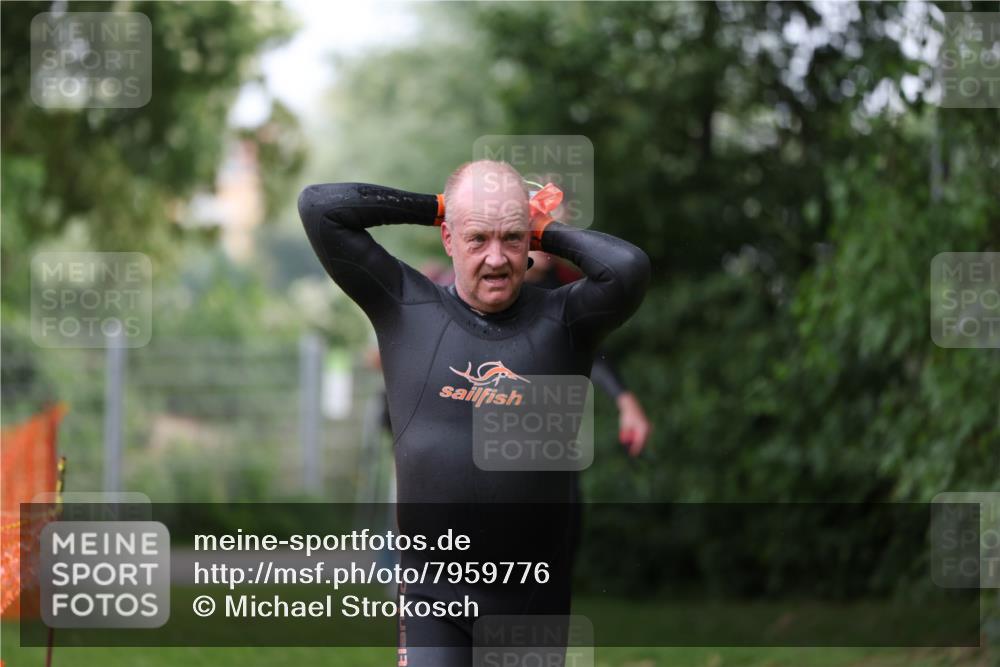 15.06.2025 - 7 Türme Triathlon Michael Strokosch http://msf.ph/oto/7959776 15.06.2025 12:10:18 Schwimmen 374, 410, 571 meine-sportfotos.de