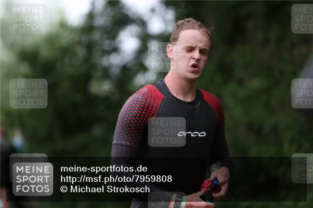 15.06.2025 - 7 Türme Triathlon Michael Strokosch http://msf.ph/oto/7959808 15.06.2025 12:10:20 Schwimmen 374, 410, 571 meine-sportfotos.de
