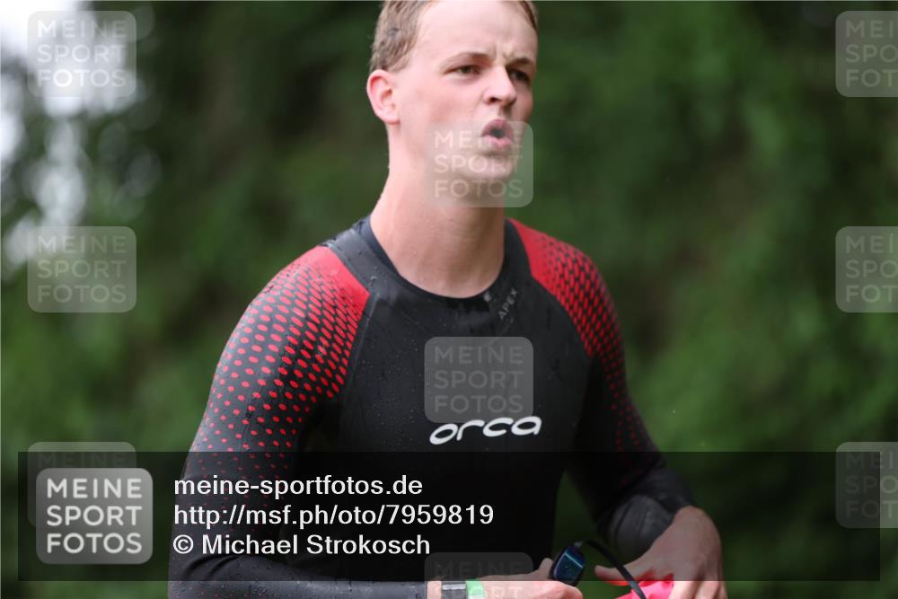 15.06.2025 - 7 Türme Triathlon Michael Strokosch http://msf.ph/oto/7959819 15.06.2025 12:10:21 Schwimmen 374, 410, 571 meine-sportfotos.de