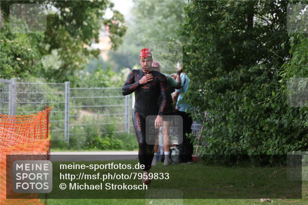 15.06.2025 - 7 Türme Triathlon Michael Strokosch http://msf.ph/oto/7959833 15.06.2025 12:10:45 Schwimmen 392, 399 meine-sportfotos.de