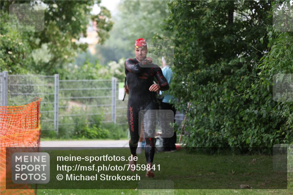 15.06.2025 - 7 Türme Triathlon Michael Strokosch http://msf.ph/oto/7959841 15.06.2025 12:10:45 Schwimmen 392, 399 meine-sportfotos.de