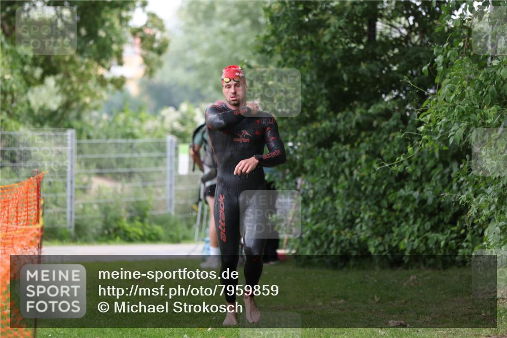15.06.2025 - 7 Türme Triathlon Michael Strokosch http://msf.ph/oto/7959859 15.06.2025 12:10:46 Schwimmen 392, 399 meine-sportfotos.de