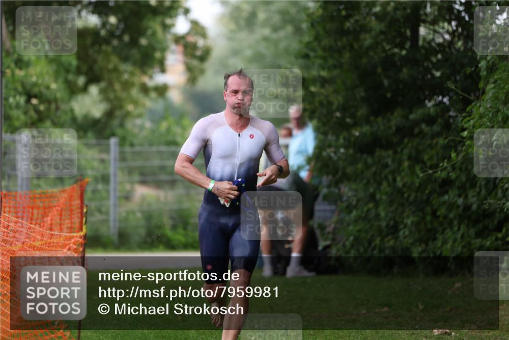 15.06.2025 - 7 Türme Triathlon Michael Strokosch http://msf.ph/oto/7959981 15.06.2025 12:10:58 Schwimmen 392, 455, 611 meine-sportfotos.de