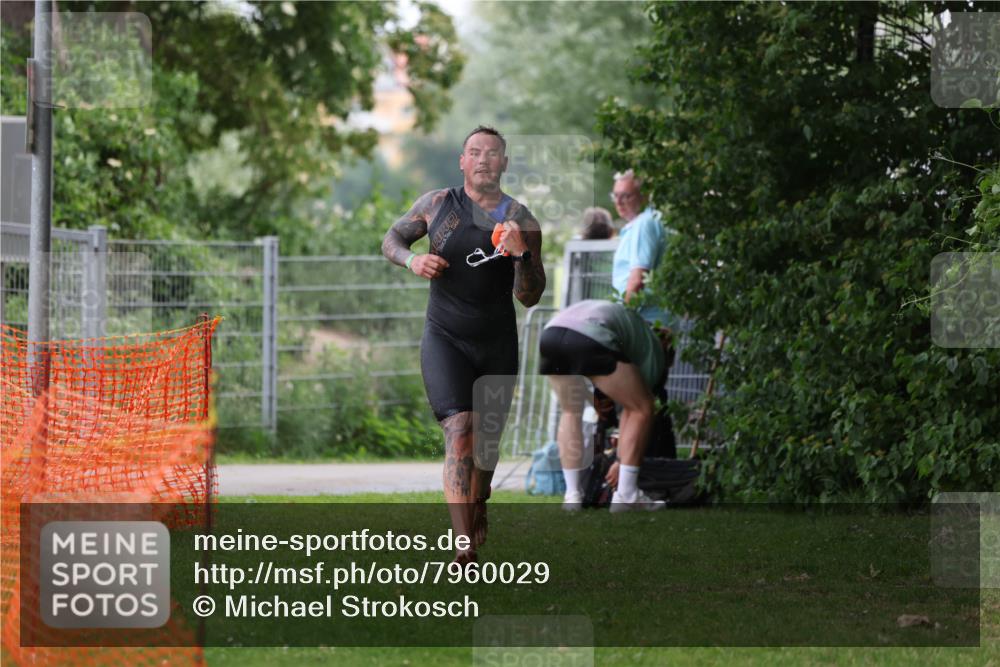 15.06.2025 - 7 Türme Triathlon Michael Strokosch http://msf.ph/oto/7960029 15.06.2025 12:11:07 Schwimmen 455, 611 meine-sportfotos.de