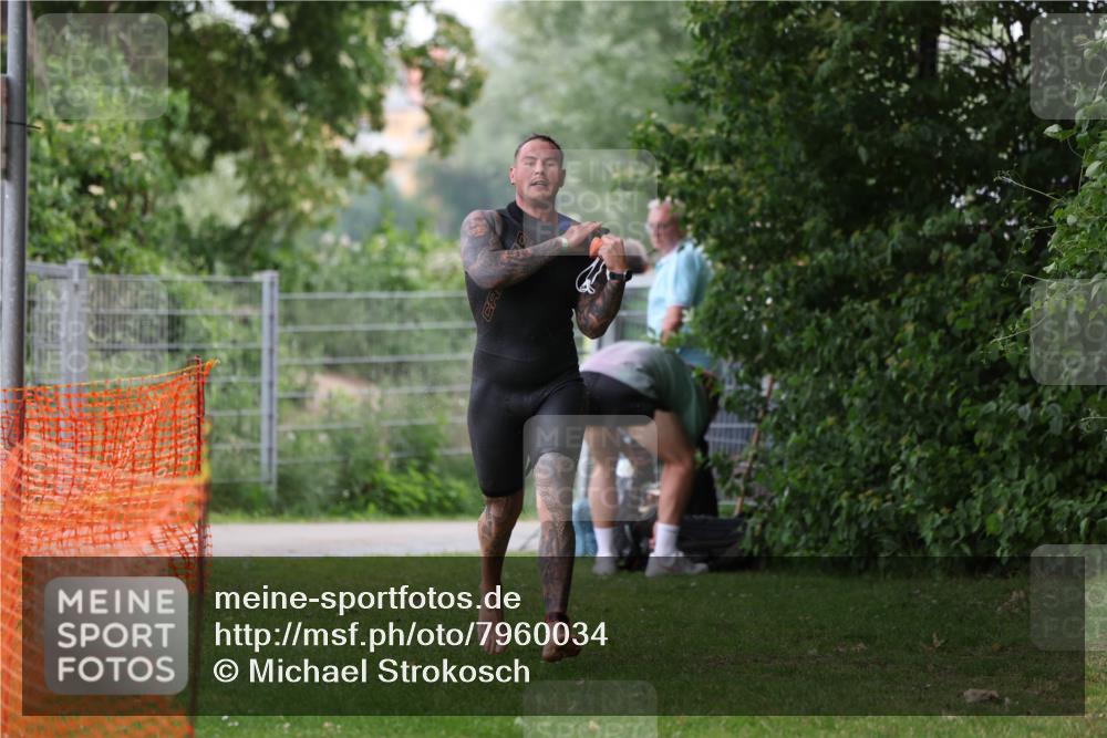 15.06.2025 - 7 Türme Triathlon Michael Strokosch http://msf.ph/oto/7960034 15.06.2025 12:11:08 Schwimmen 455, 611 meine-sportfotos.de