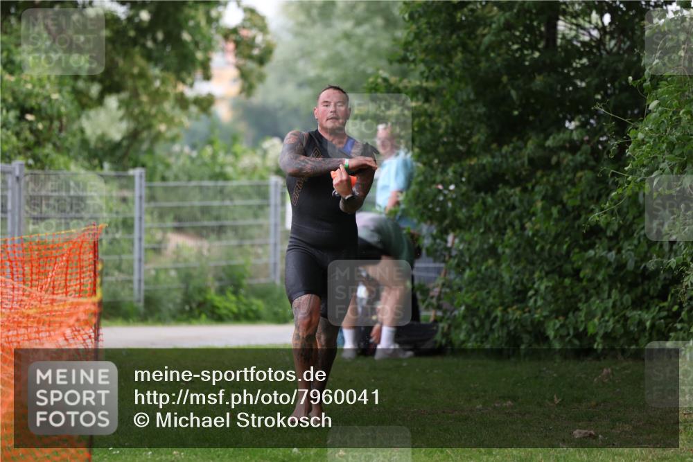15.06.2025 - 7 Türme Triathlon Michael Strokosch http://msf.ph/oto/7960041 15.06.2025 12:11:08 Schwimmen 455, 611 meine-sportfotos.de