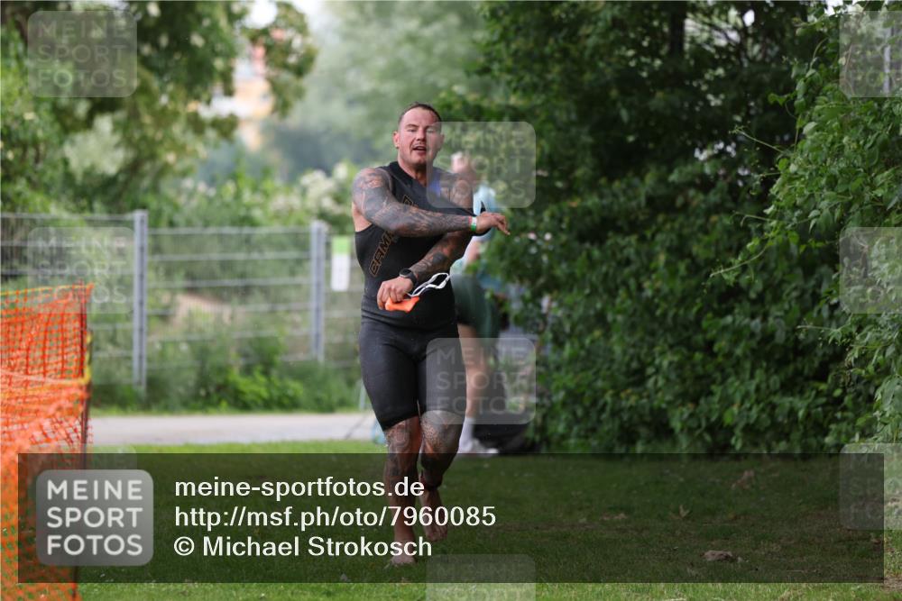 15.06.2025 - 7 Türme Triathlon Michael Strokosch http://msf.ph/oto/7960085 15.06.2025 12:11:08 Schwimmen 455, 611 meine-sportfotos.de
