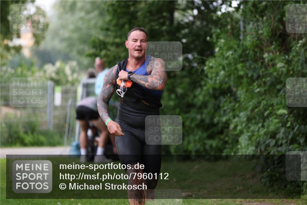15.06.2025 - 7 Türme Triathlon Michael Strokosch http://msf.ph/oto/7960112 15.06.2025 12:11:09 Schwimmen 455, 611 meine-sportfotos.de