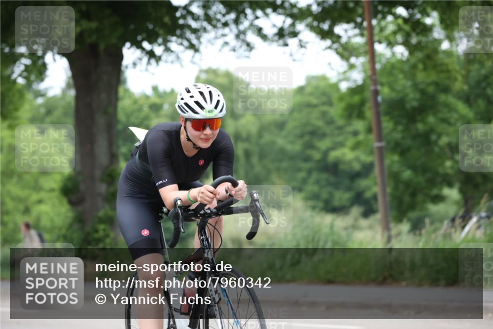 15.06.2025 - 7 Türme Triathlon Yannick Fuchs http://msf.ph/oto/7960342 15.06.2025 13:48:32 Radfahren 811, 854 meine-sportfotos.de
