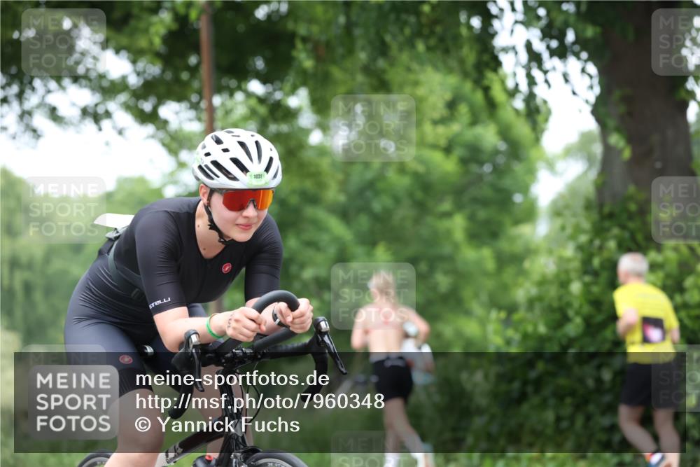 15.06.2025 - 7 Türme Triathlon Yannick Fuchs http://msf.ph/oto/7960348 15.06.2025 13:48:32 Radfahren 811, 854 meine-sportfotos.de