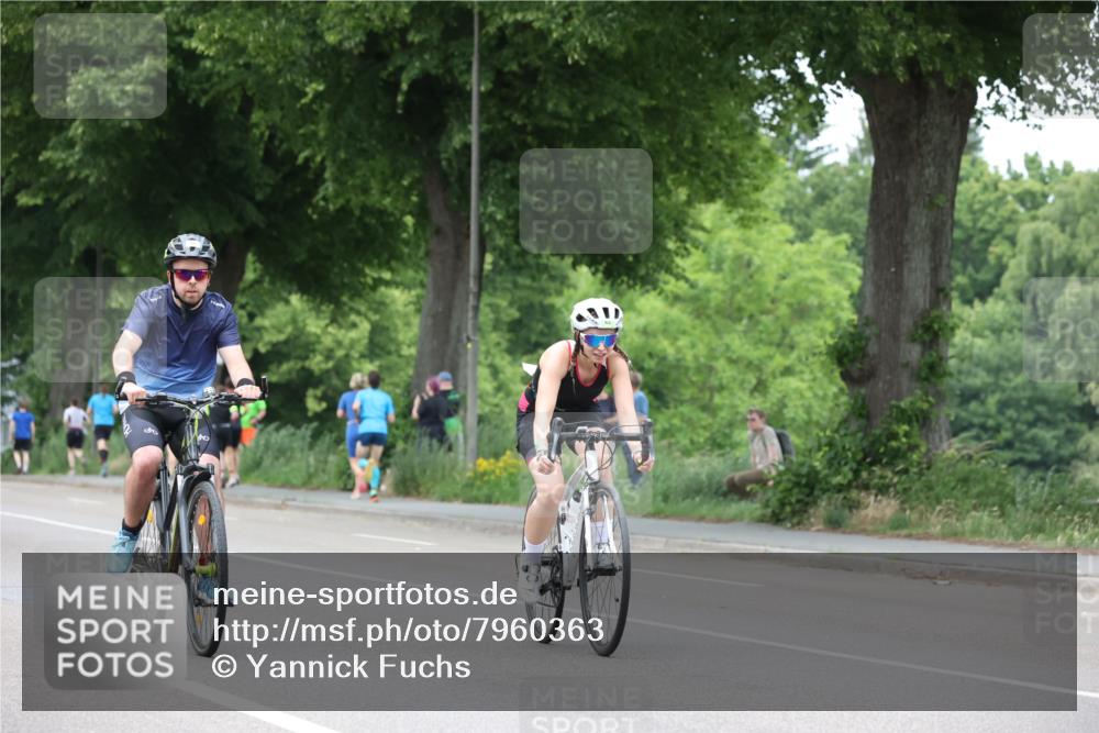 15.06.2025 - 7 Türme Triathlon Yannick Fuchs http://msf.ph/oto/7960363 15.06.2025 13:48:34 Radfahren 811, 854 meine-sportfotos.de