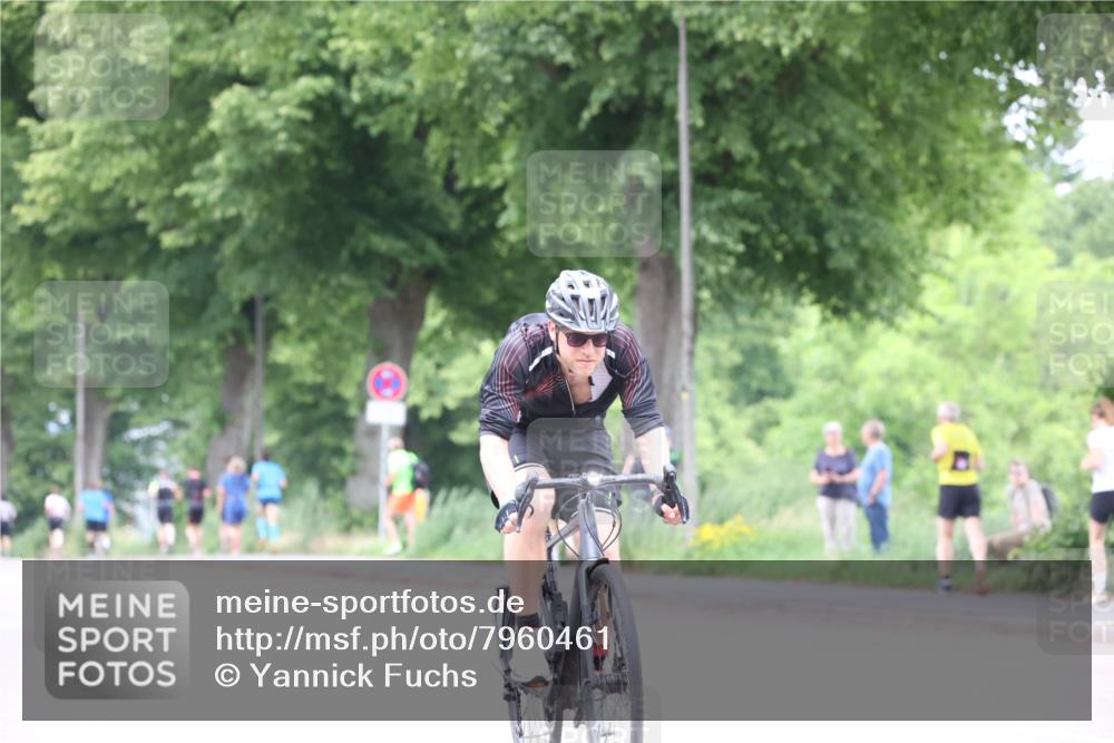 15.06.2025 - 7 Türme Triathlon Yannick Fuchs http://msf.ph/oto/7960461 15.06.2025 13:48:42 Radfahren 368, 810, 811, 1013 meine-sportfotos.de