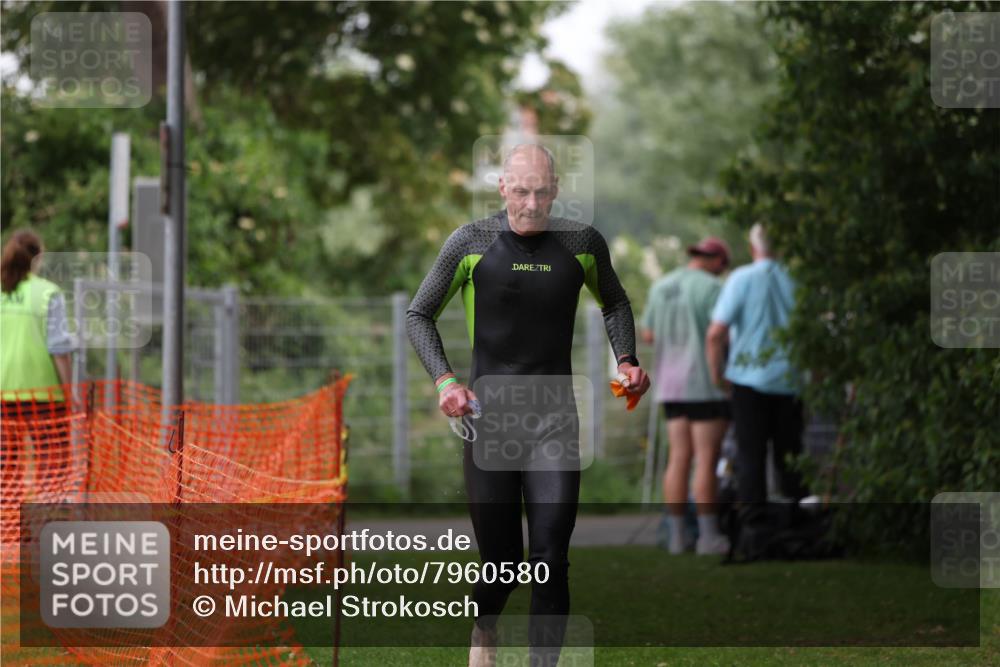 15.06.2025 - 7 Türme Triathlon Michael Strokosch http://msf.ph/oto/7960580 15.06.2025 12:11:41 Schwimmen 406, 475 meine-sportfotos.de