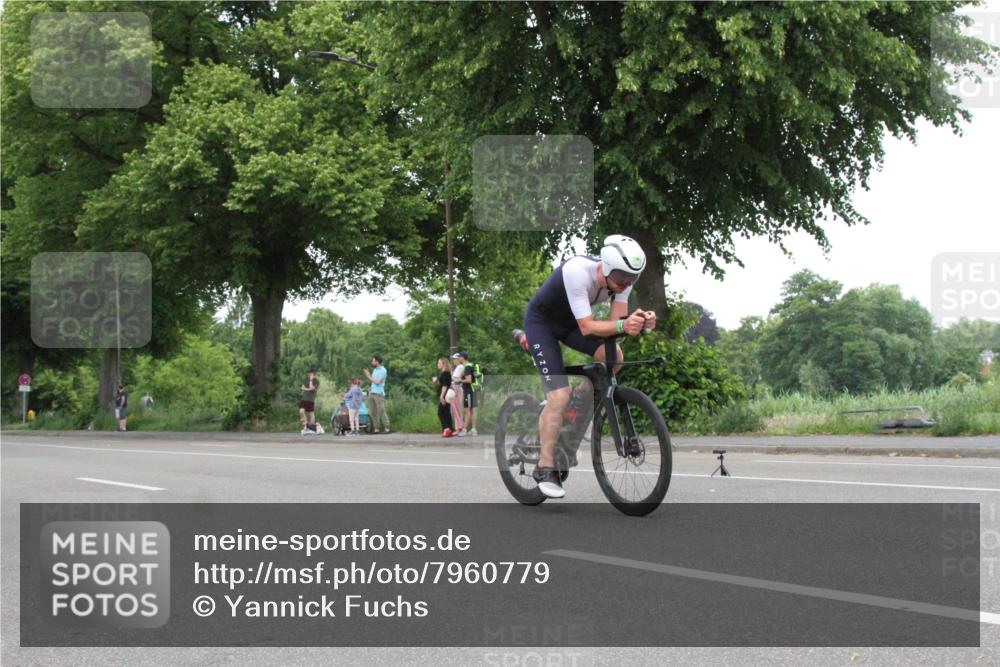 15.06.2025 - 7 Türme Triathlon Yannick Fuchs http://msf.ph/oto/7960779 15.06.2025 12:02:37 Radfahren  meine-sportfotos.de