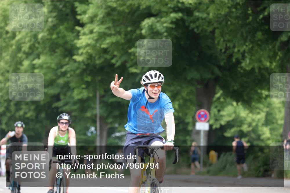 15.06.2025 - 7 Türme Triathlon Yannick Fuchs http://msf.ph/oto/7960794 15.06.2025 13:49:01 Radfahren 230, 761, 1110 meine-sportfotos.de