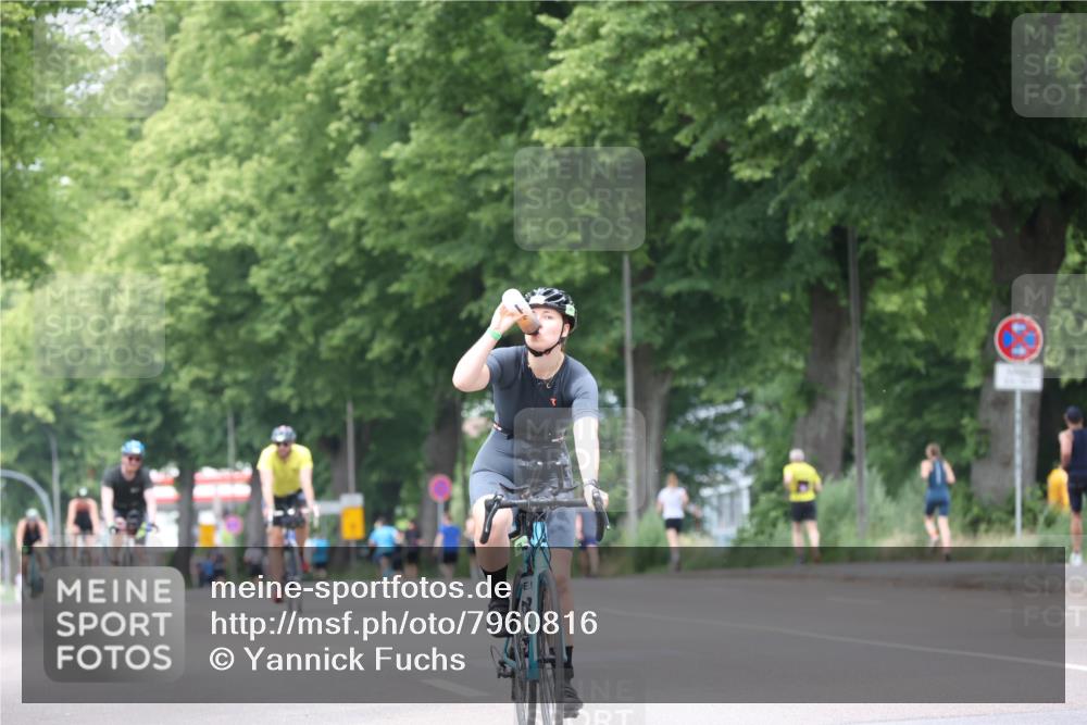 15.06.2025 - 7 Türme Triathlon Yannick Fuchs http://msf.ph/oto/7960816 15.06.2025 13:49:02 Radfahren 230, 304, 307, 761, 1110 meine-sportfotos.de