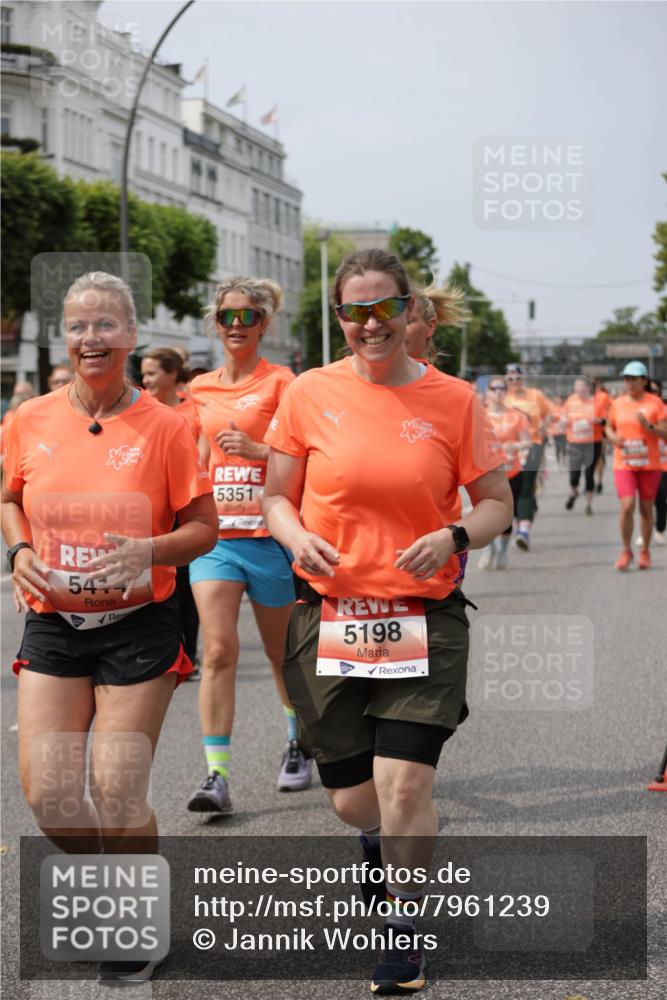 15.06.2025 - REWE Women's Run Jannik Wohlers http://msf.ph/oto/7961239 15.06.2025 09:46:04 Laufen 54, 5351, 5198 meine-sportfotos.de