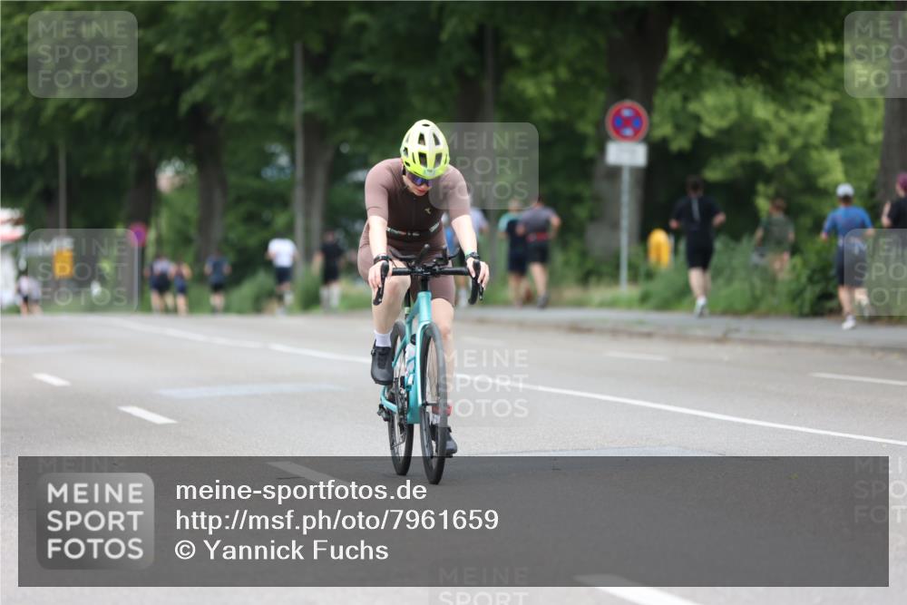15.06.2025 - 7 Türme Triathlon Yannick Fuchs http://msf.ph/oto/7961659 15.06.2025 13:50:37 Radfahren 195, 326, 1096 meine-sportfotos.de