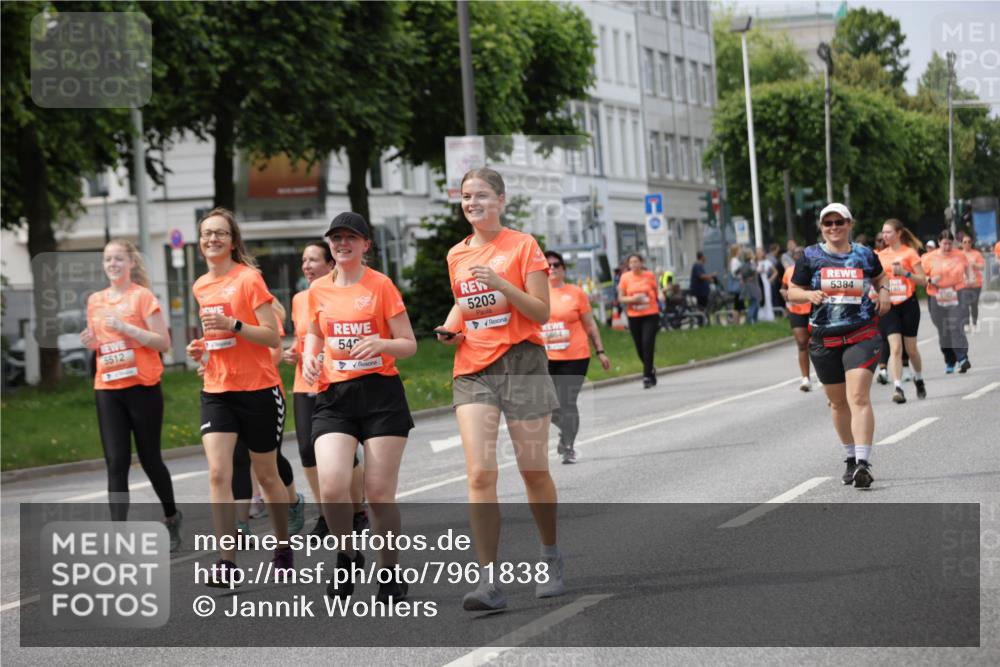 15.06.2025 - REWE Women's Run Jannik Wohlers http://msf.ph/oto/7961838 15.06.2025 09:46:28 Laufen 5512, 54, 5203, 5384, 80, 5664 meine-sportfotos.de