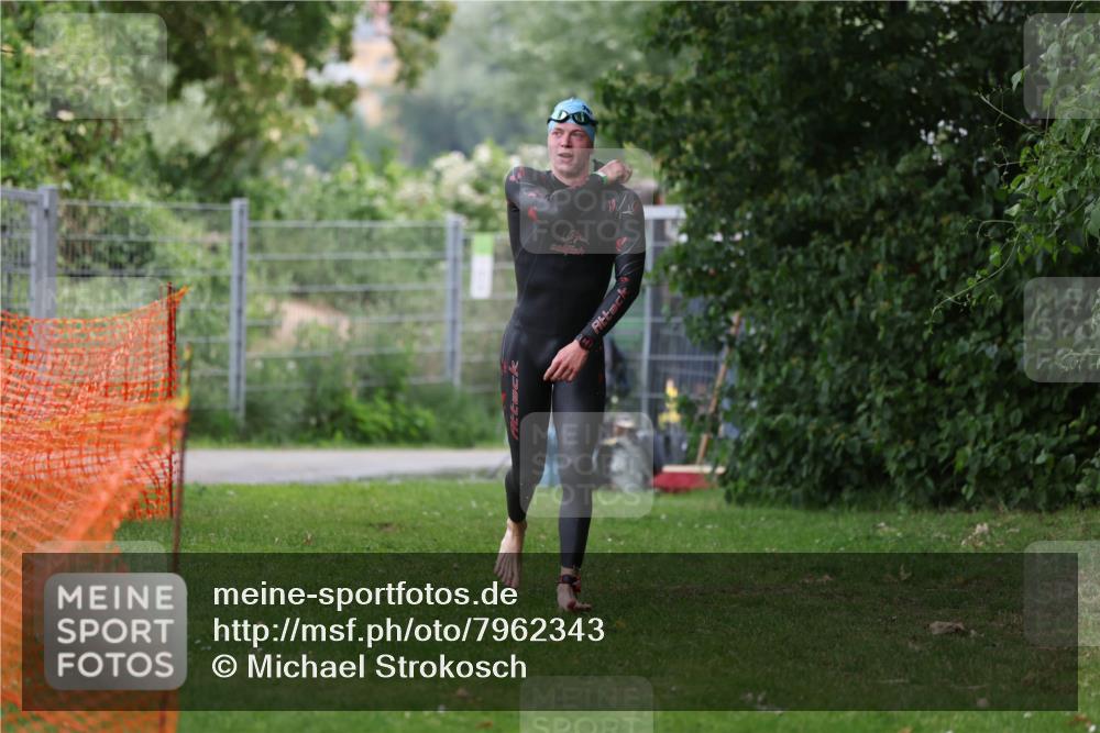 15.06.2025 - 7 Türme Triathlon Michael Strokosch http://msf.ph/oto/7962343 15.06.2025 12:14:34 Schwimmen 370, 439, 496, 498 meine-sportfotos.de