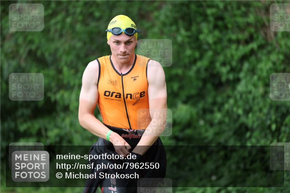15.06.2025 - 7 Türme Triathlon Michael Strokosch http://msf.ph/oto/7962550 15.06.2025 12:14:53 Schwimmen 375, 448, 477, 504, 651, 655 meine-sportfotos.de